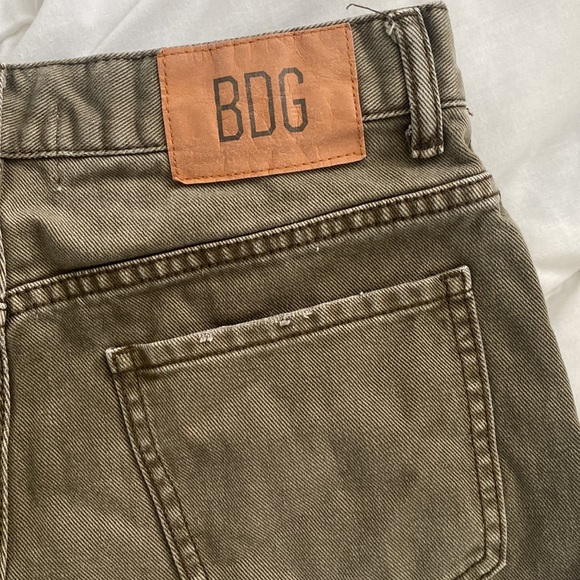 Urban Outfitters BDG cheeky short Olive / army green size 28 raw hem denim - Picture 9 of 9